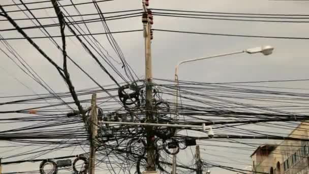 Mala gestión de cables en los pilares de la calle — Vídeos de Stock