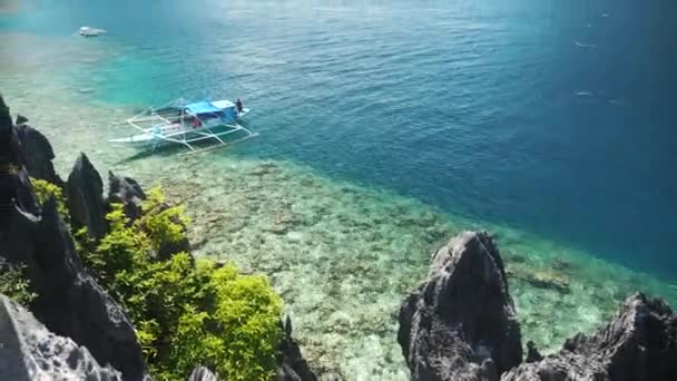 Beaux rochers près de la mer dans les philippines — Video