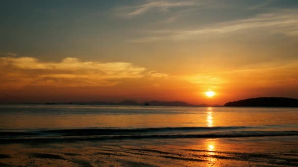 Belle plage tropicale au coucher du soleil — Video