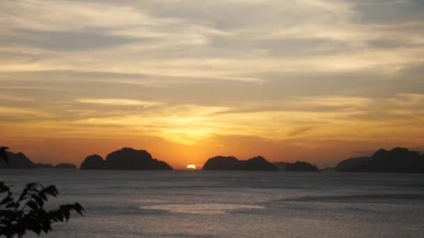 Belo pôr do sol sobre pequenas ilhas em filipinas — Vídeo de Stock