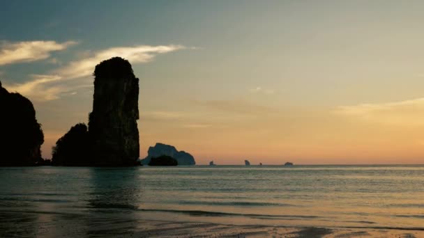 Bela praia tropical com rochas ao entardecer — Vídeo de Stock