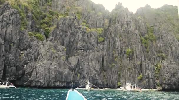 Grandes paredes de granito no mar perto de grande lagoa em filipinas — Vídeo de Stock