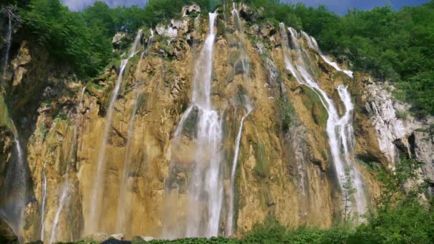 Великий водоспад в ранковому сонячному світлі в повільному русі — стокове відео