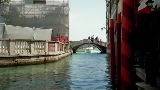 在威尼斯运河的桥下经过的船 — 图库视频影像