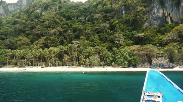抵达菲律宾美丽的热带海滩的船只 — 图库视频影像