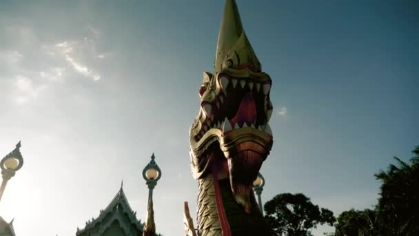 Templo budista en Tailandia con dragón — Vídeos de Stock