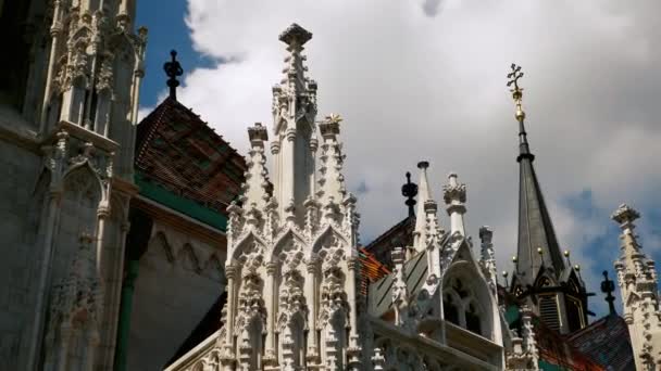 Iglesia con detalles de estilo gótico — Vídeos de Stock
