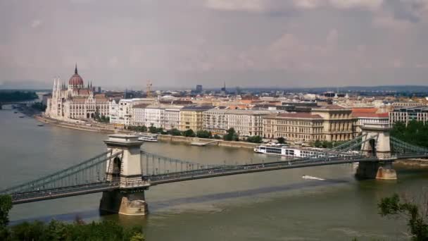 Zincir köprü ve Budapeşte'de bina Parlamento — Stok video