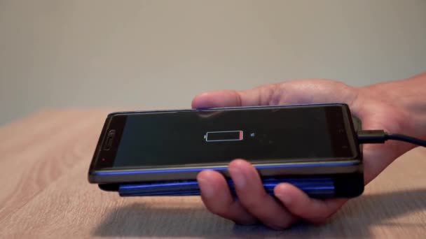Düşük pil akıllı telefonunu şarj etme — Stok video