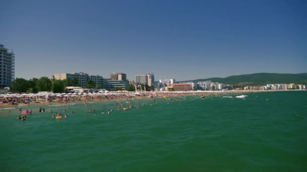 Drukke strand met mensen — Stockvideo