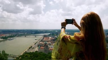 Budapeşte 'de Danube Above resim çekerken kız