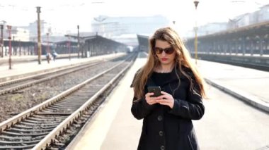 Kız tren istasyonuna telefonda manifatura