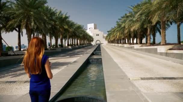 Menina tirando fotos com smartphone em Doha perto de palmeiras — Vídeo de Stock