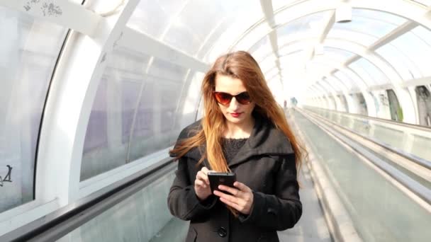 Κορίτσι μηνύματα στο κινητό τηλέφωνο στις σκάλες του μετρό — Αρχείο Βίντεο