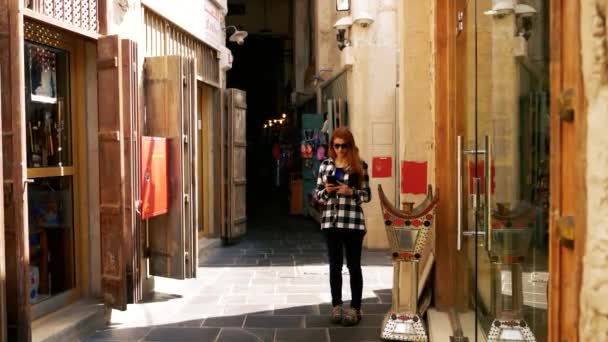 Dívka s tím, že mluví s smartphone v arabském súku — Stock video
