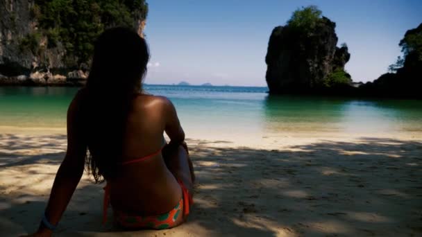 Дівчина відпочиває на прекрасному тропічному пляжі — стокове відео