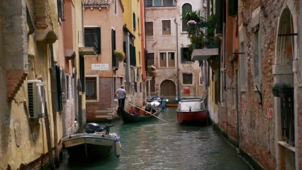Venetië gondel passeren tussen boten op het kanaal — Stockvideo
