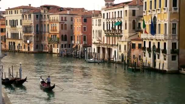 Gondol vid Canal Grande i Venedig — Stockvideo