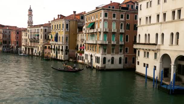 Gondola on the grand canal in Venice crossing ways — Stock Video