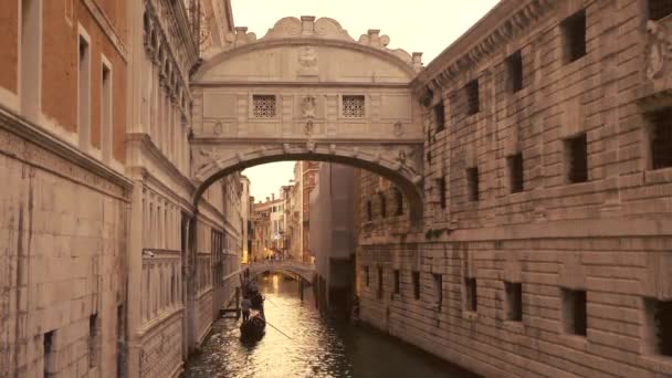 Gondolas passing on canal under the bridge of sighs — Stock Video