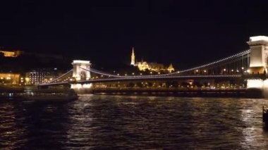 Nehirden geçen tekne ile gece Chain Bridge büyük görünümü