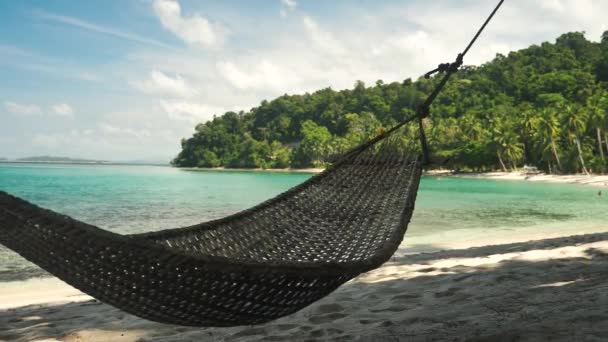 Hangmat op een prachtig tropisch strand in Filipijnen — Stockvideo