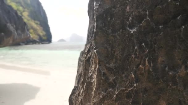 Enormi rocce granitiche vicino alla spiaggia tropicale di sabbia bianca — Video Stock