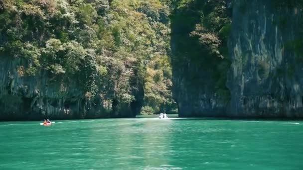 Güzel kristal suda tekne ile lagün girme — Stok video