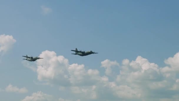 Lockheed C-130 Hercules ordu taşıyıcı uçak uçan — Stok video