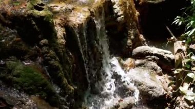 Dağ nehri küçük şelaleler derleme