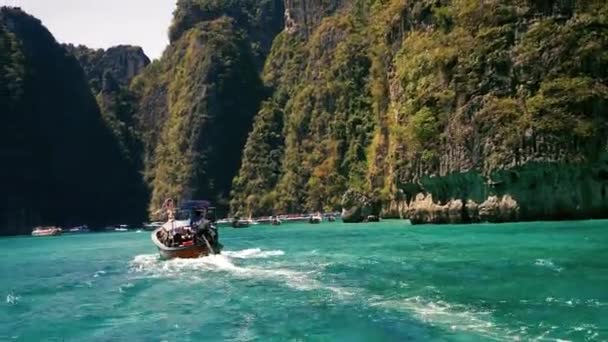 Barco de cauda longa entrando na lagoa da baía de maya em uma água cristalina — Vídeo de Stock