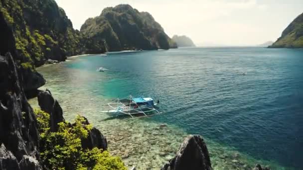 Matinloc ιερό όμορφη ακτή μπλε νερό El Nido Φιλιππίνες — Αρχείο Βίντεο