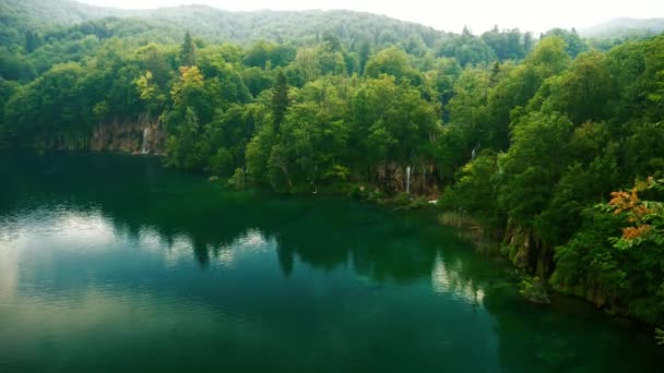 Lago de montaña con cascadas — Vídeo de stock