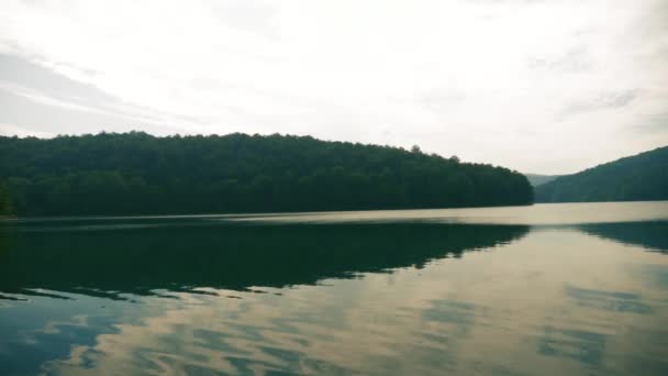 Mgliste góry jezioro rano — Wideo stockowe