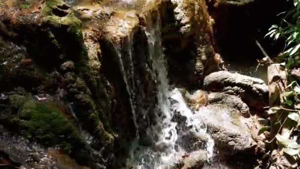 Gebirgsfluss kleine Wasserfälle Zusammenstellung — Stockvideo