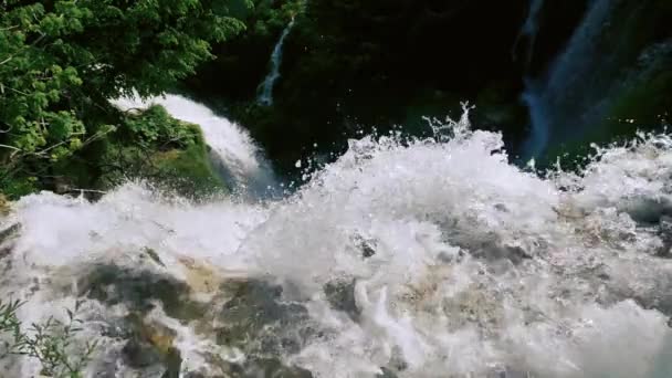 Klarer Wasserfall in Zeitlupe — Stockvideo