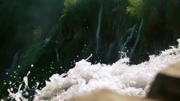 スローモーションでの山の滝 — ストック動画