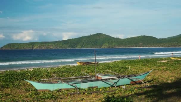 Oude traditionele Filippijnen boot op een prachtig tropisch strand — Stockvideo