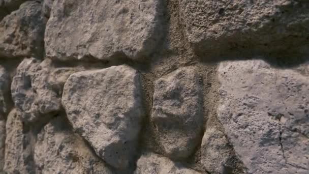 Antigua pared hecha de piedras grandes — Vídeo de stock