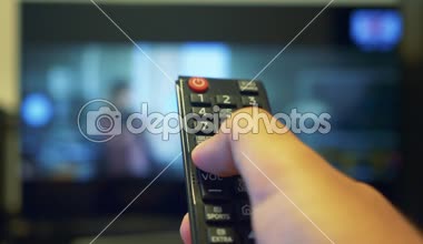 TV kumandasını kullanma ve ses seviyesini yukarı düğmesine basma