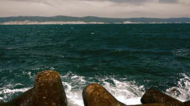 Deniz dalgası yavaş hareket kayalık kıyıya vurdu