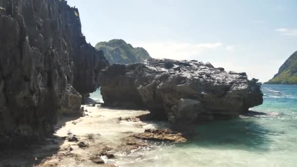 Filipinler dalgalar ile kayalık kıyı — Stok video