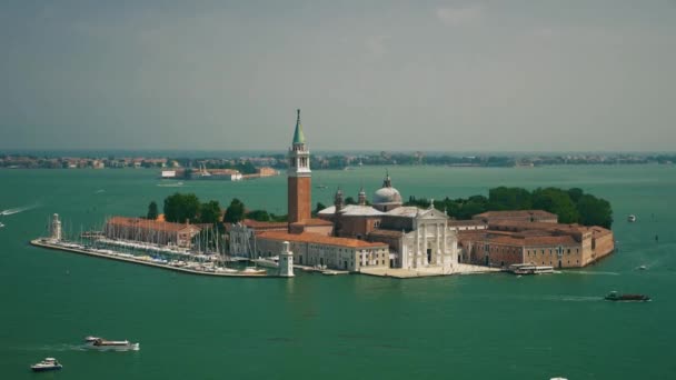 San Giorgio Maggiore kerk en de vuurtoren in Venetië bovenaanzicht — Stockvideo