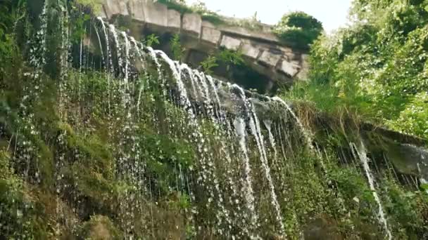 Pequena cachoeira em câmera lenta — Vídeo de Stock