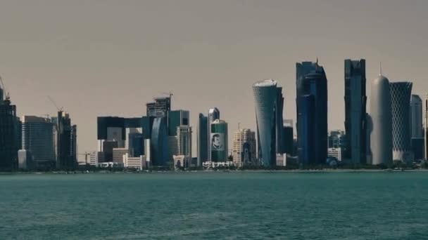 Panning sui grattacieli a Doha — Video Stock