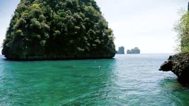 Costa rochosa com água azul cristal — Vídeo de Stock