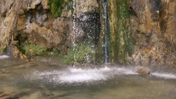 Wasser fällt in Zeitlupe auf einen See — Stockvideo