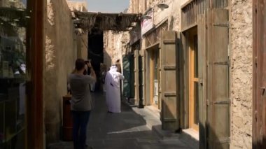 Turist Arap Souq akıllı telefon ile fotoğraf çekmek