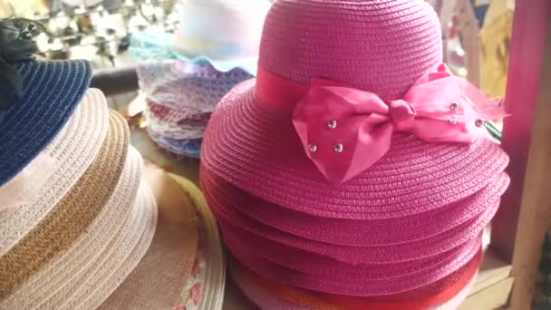 Сонячні капелюхи в магазині на ринку — стокове відео