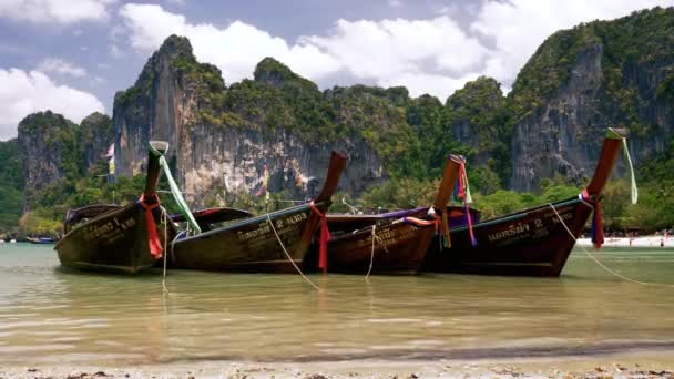 Thajské dlouhé čluny na tropické pláži Railay — Stock video